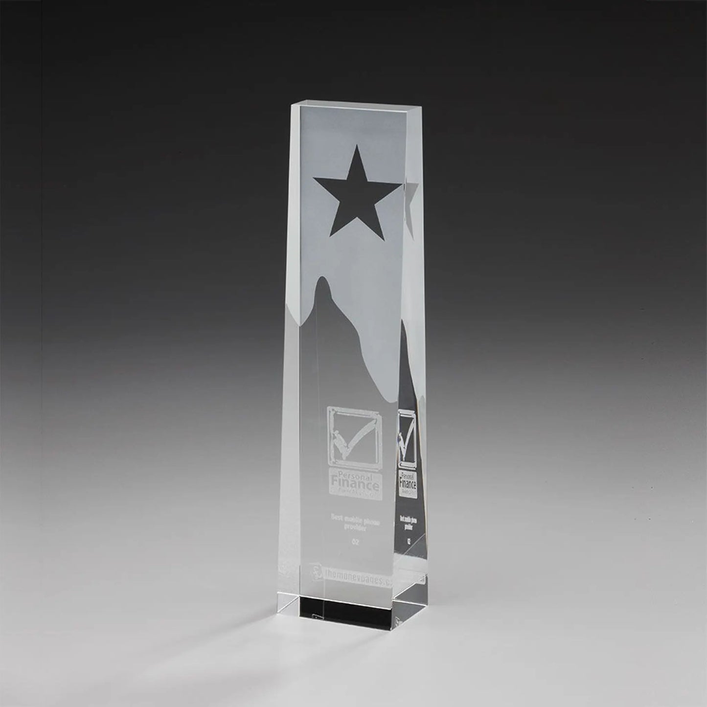 Star Obelisk Award aus Kristallglas – schlanker Obelisk mit satiniertem Stern und Bergmotiv sowie Lasergravur, Beispielmotiv Logo mit Auszeichnungstext