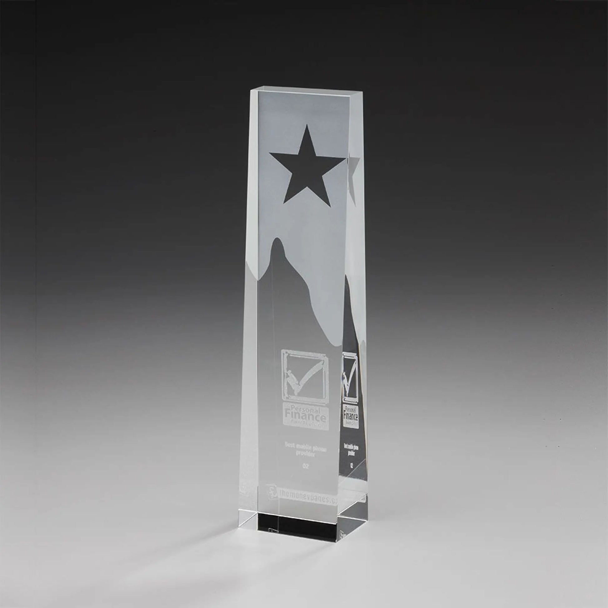 Star Obelisk Award aus Kristallglas – schlanker Obelisk mit satiniertem Stern und Bergmotiv sowie Lasergravur, Beispielmotiv Logo mit Auszeichnungstext