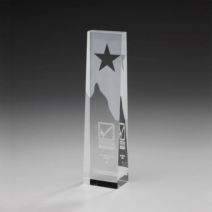 Star Obelisk Award aus Kristallglas – schlanker Obelisk mit satiniertem Stern und Bergmotiv sowie Lasergravur, Beispielmotiv Logo mit Auszeichnungstext