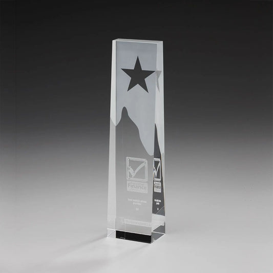 Star Obelisk Award aus Kristallglas – schlanker Obelisk mit satiniertem Stern und Bergmotiv sowie Lasergravur, Beispielmotiv Logo mit Auszeichnungstext