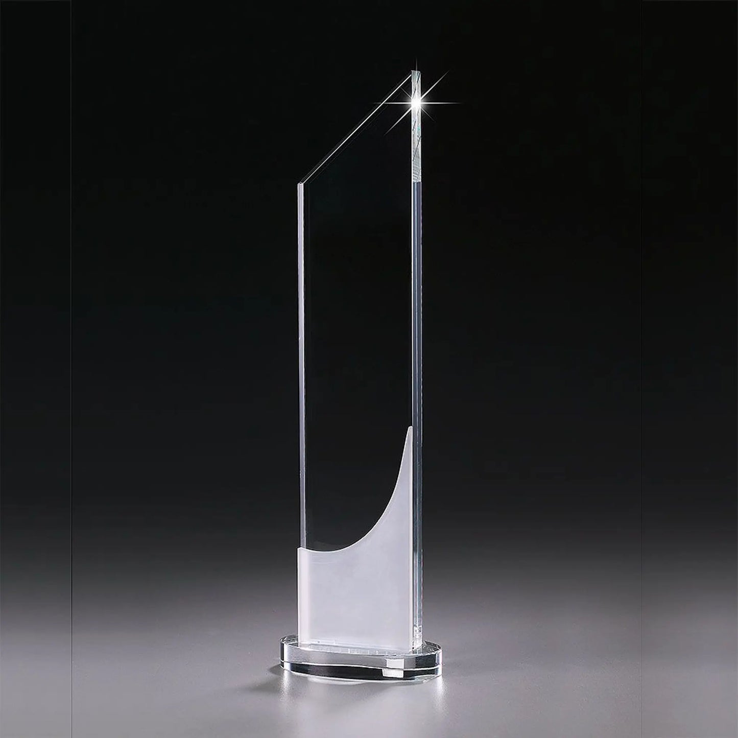 Crystal Ice Stratosphere Award aus Kristallglas – hohe aufsteigende Scheibe mit funkelnder Lichtspitze und satiniertem Bogenelement auf rundem Kristallsockel, hier ohne Gravur
