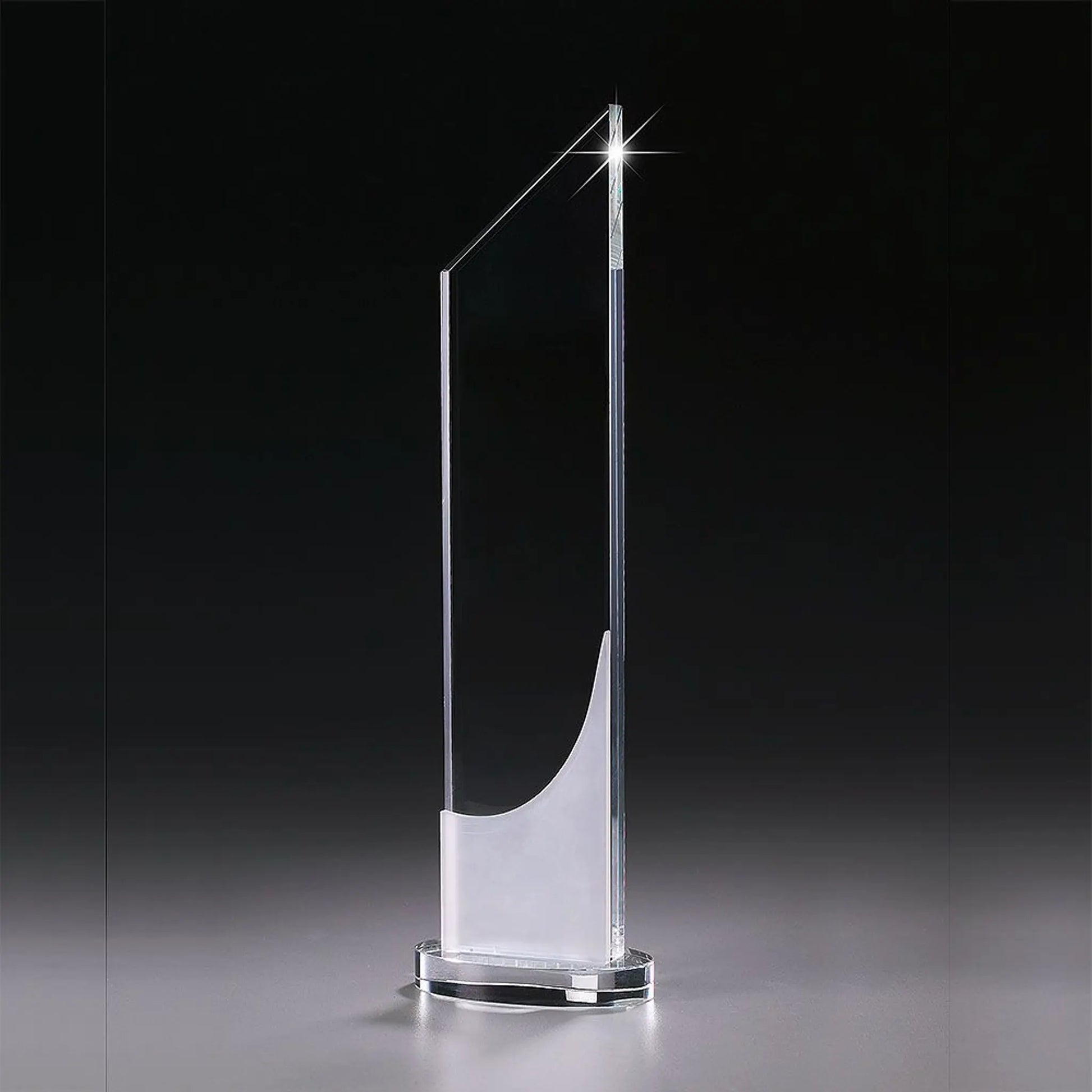 Crystal Ice Stratosphere Award aus Kristallglas – hohe aufsteigende Scheibe mit funkelnder Lichtspitze und satiniertem Bogenelement auf rundem Kristallsockel, hier ohne Gravur
