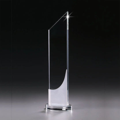 Crystal Ice Stratosphere Award aus Kristallglas – hohe aufsteigende Scheibe mit funkelnder Lichtspitze und satiniertem Bogenelement auf rundem Kristallsockel, hier ohne Gravur
