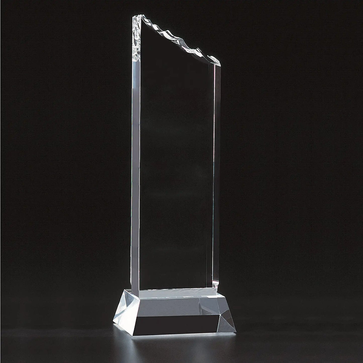 Summit Tower Award – klarer Acrylglas-Tower mit Bergsilhouette-Kontur auf facettiertem Acrylsockel, ungraviert | awardideen.de
