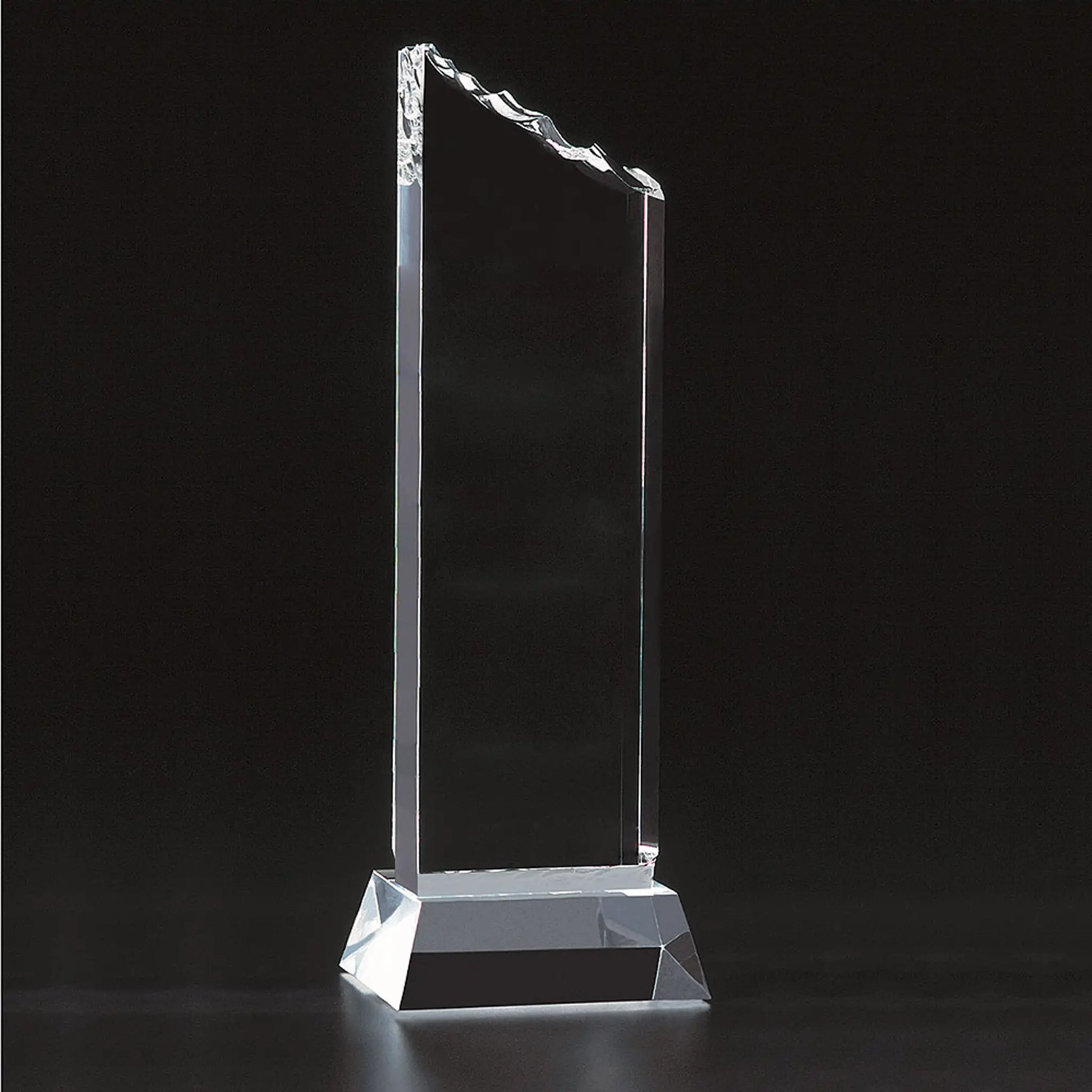 Summit Tower Award – klarer Acrylglas-Tower mit Bergsilhouette-Kontur auf facettiertem Acrylsockel, ungraviert | awardideen.de
