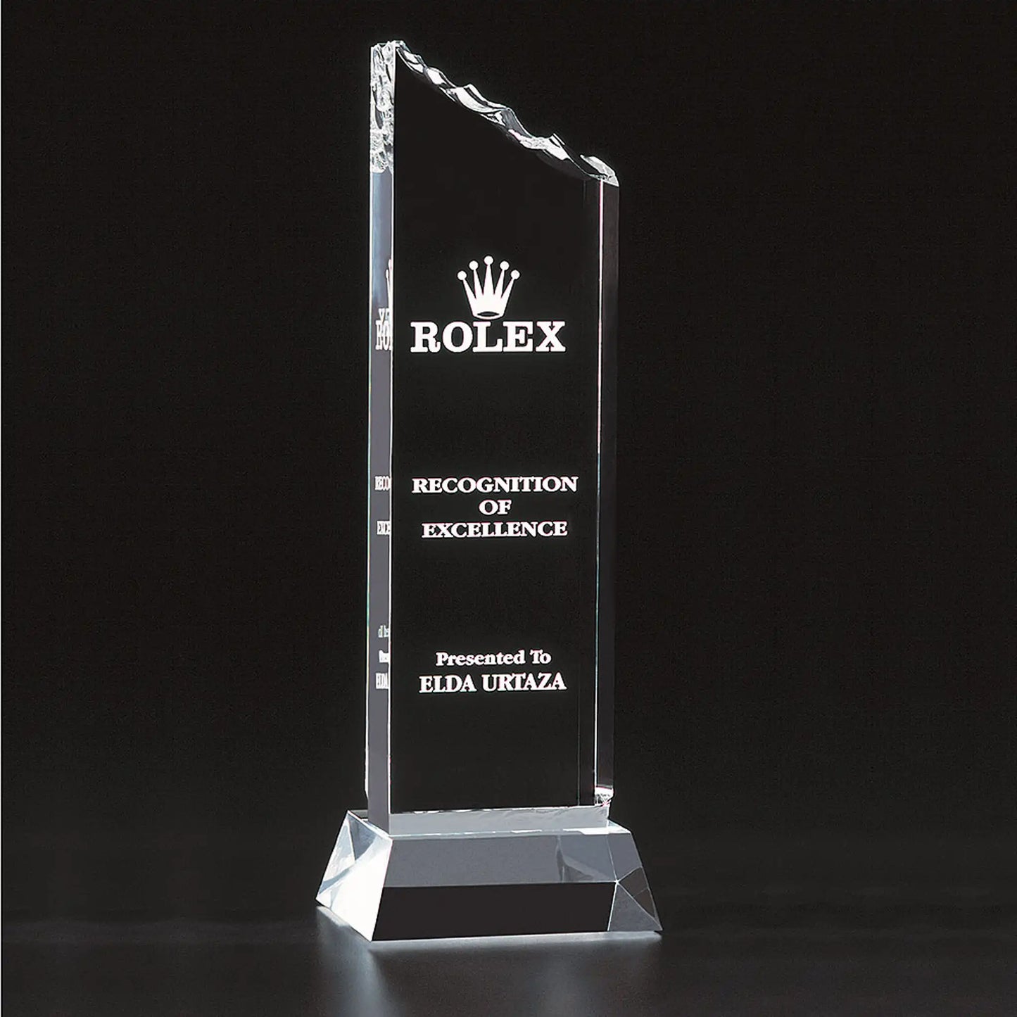 Summit Tower Award – hoher Acrylglas-Tower mit gezackter Bergsilhouette und Beispiel-Lasergravur auf facettiertem Sockel | awardideen.de
