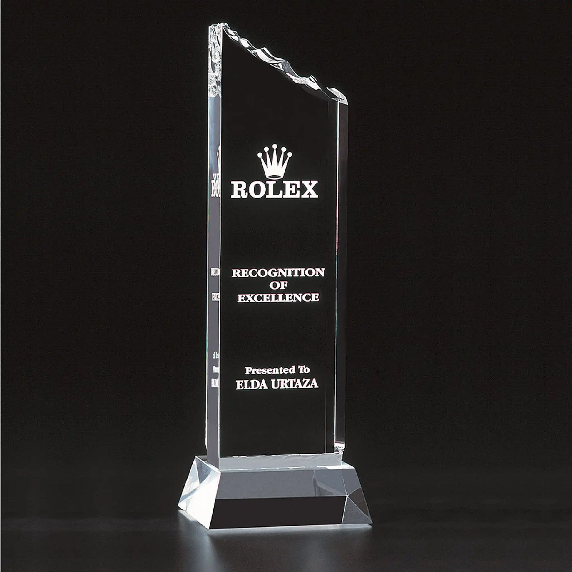 Summit Tower Award – hoher Acrylglas-Tower mit gezackter Bergsilhouette und Beispiel-Lasergravur auf facettiertem Sockel | awardideen.de
