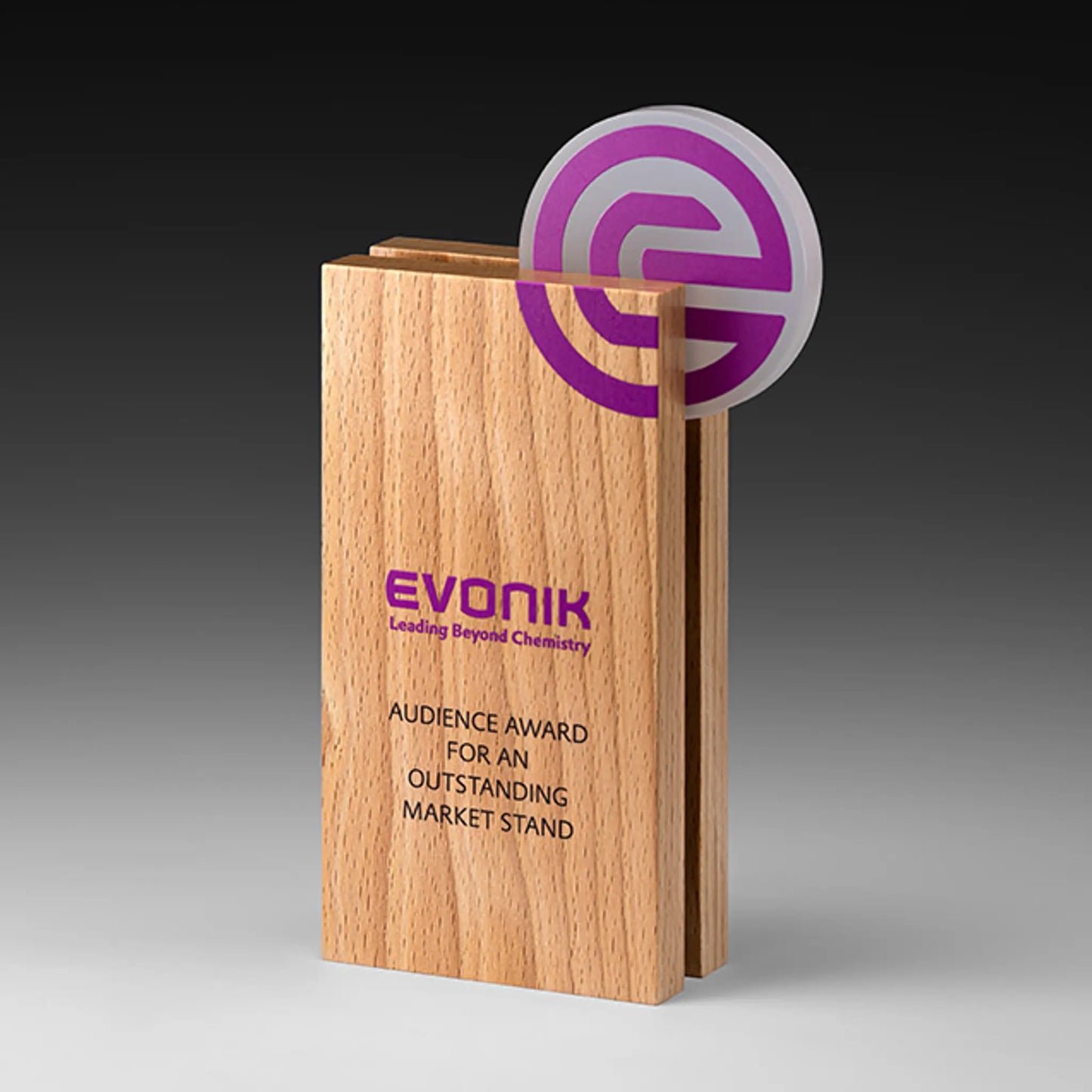 Timber Loop Holz-Award mit lila bedruckter runder Acrylscheibe auf Holzsockel – personalisierbar mit UV-Druck oder Lasergravur für Unternehmensauszeichnungen und Golfturniere
