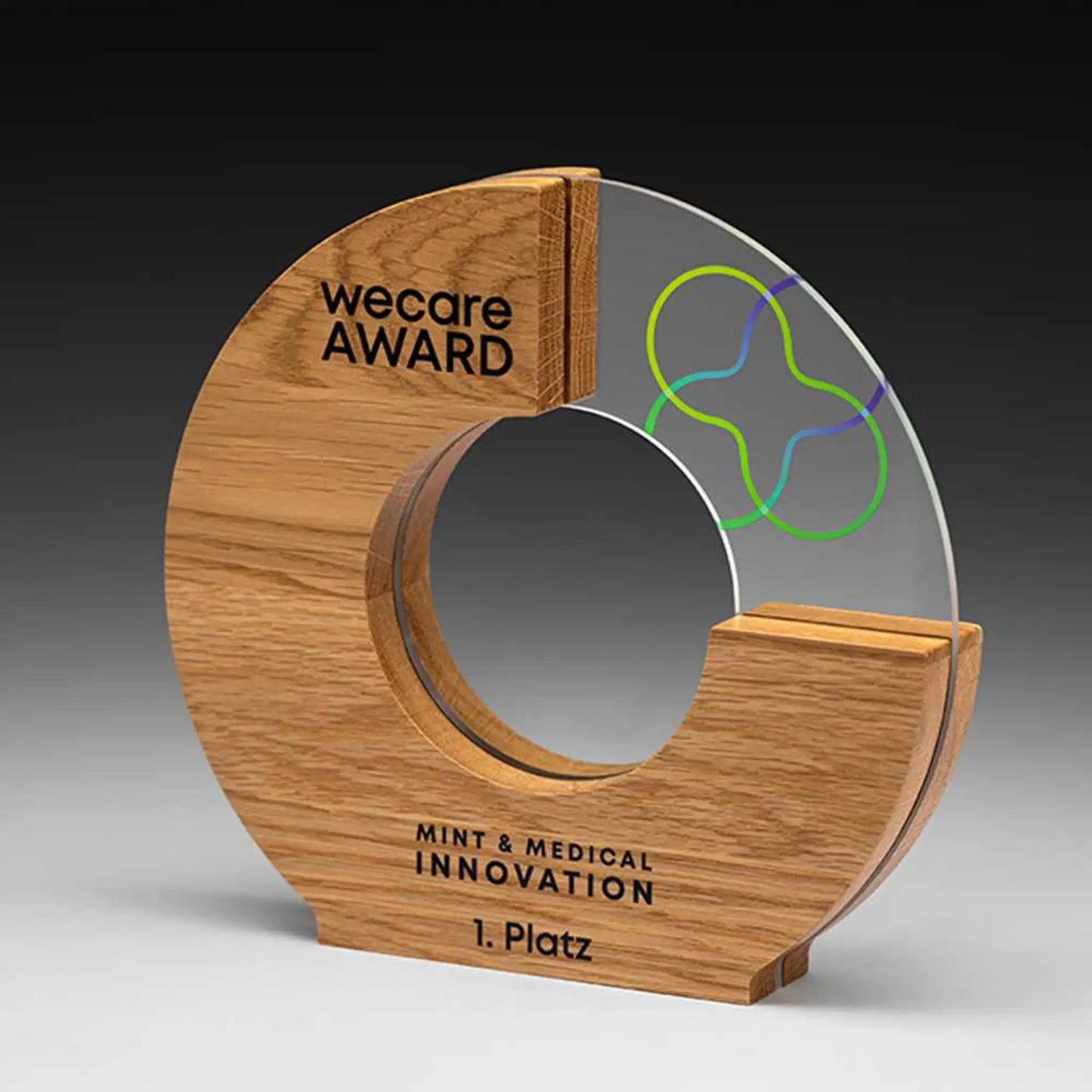 Timber Infinity Holz-Award aus Eichenholz mit rundem Acrylscheiben-Einsatz in C-Form – personalisierbar mit Lasergravur oder UV-Druck für Unternehmensauszeichnungen und Golfturniere
