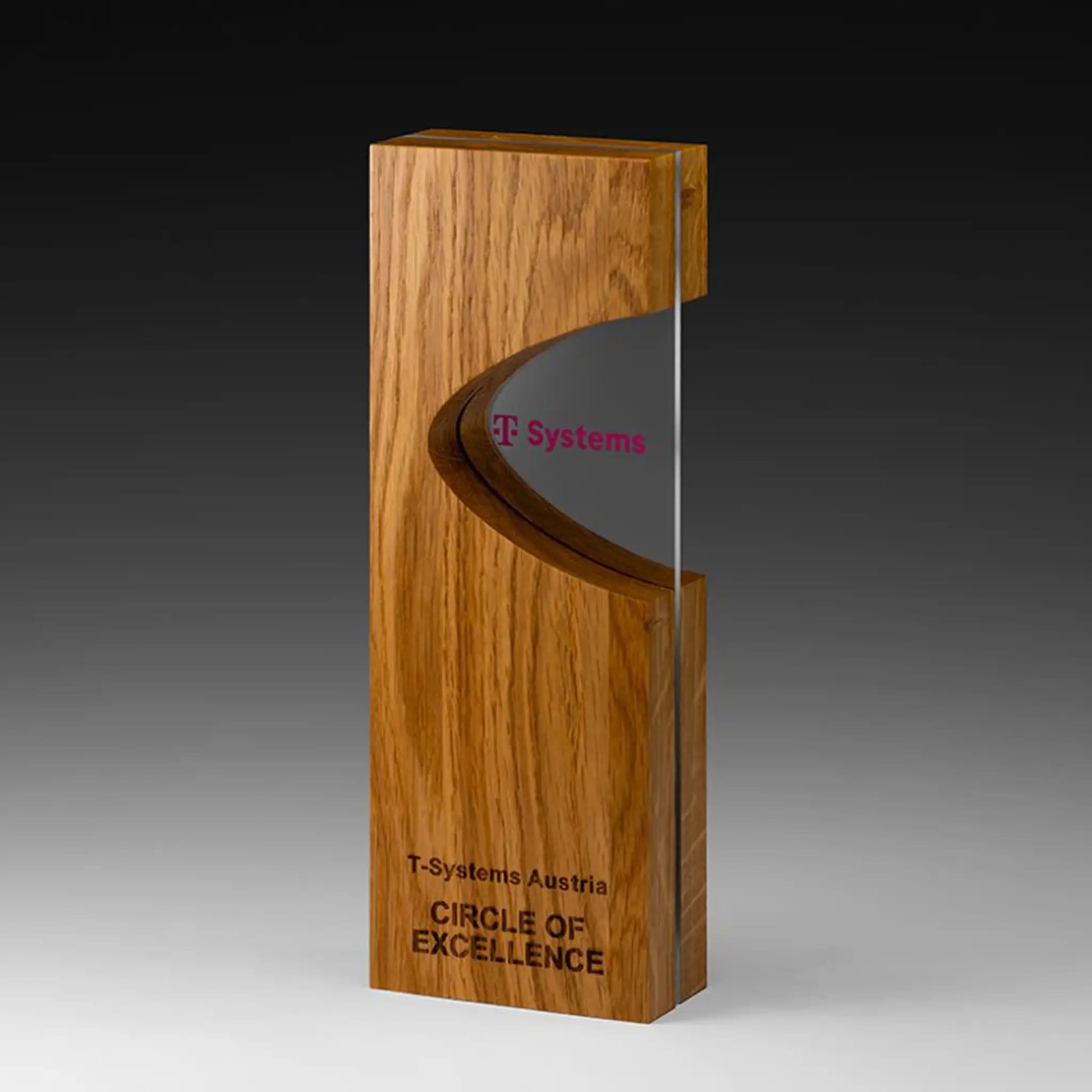Timber Reveal Holz-Award aus Eichenholz mit geschwungenem elliptischem Acrylglas-Einschnitt – personalisierbar mit Lasergravur oder UV-Druck für Unternehmensauszeichnungen und Golfturniere
