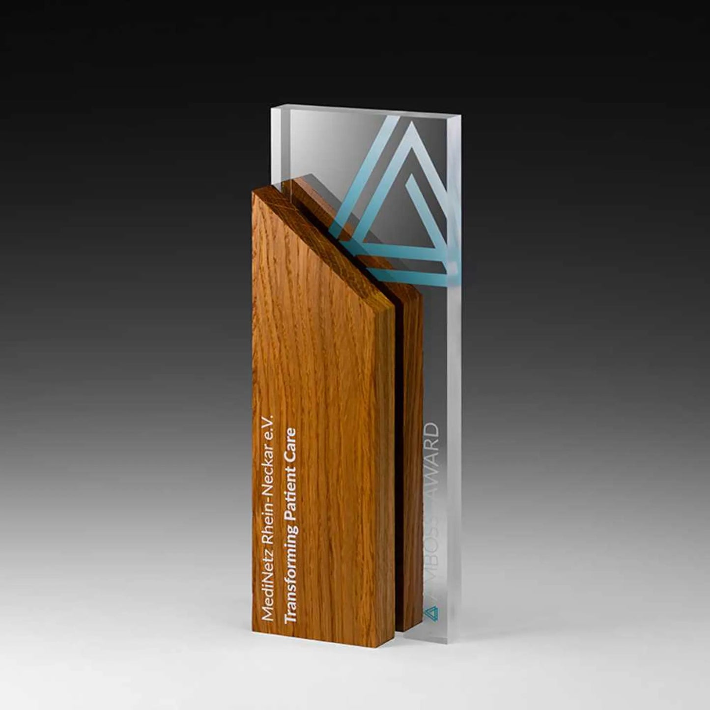 Timber Trust Holz-Award – schräg zulaufender Eichenholzblock vor transparenter Acrylglas-Platte mit Digitaldruck und Lasergravur, personalisierbar mit Logo und Text
