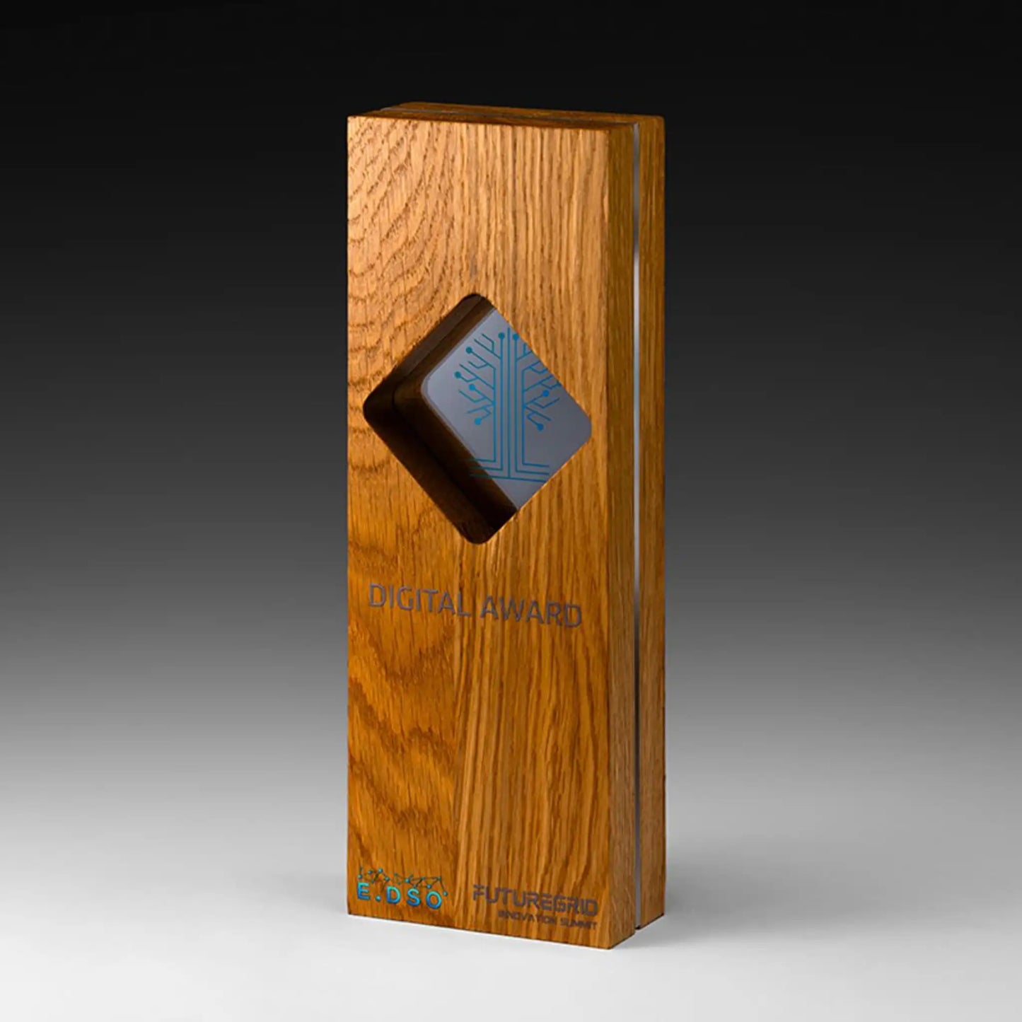 Timber Window Holz-Award aus Eichenholz mit rautenförmigem Acrylglas-Fenster-Einsatz – personalisierbar mit Lasergravur oder UV-Druck für Unternehmensauszeichnungen und Golfturniere
