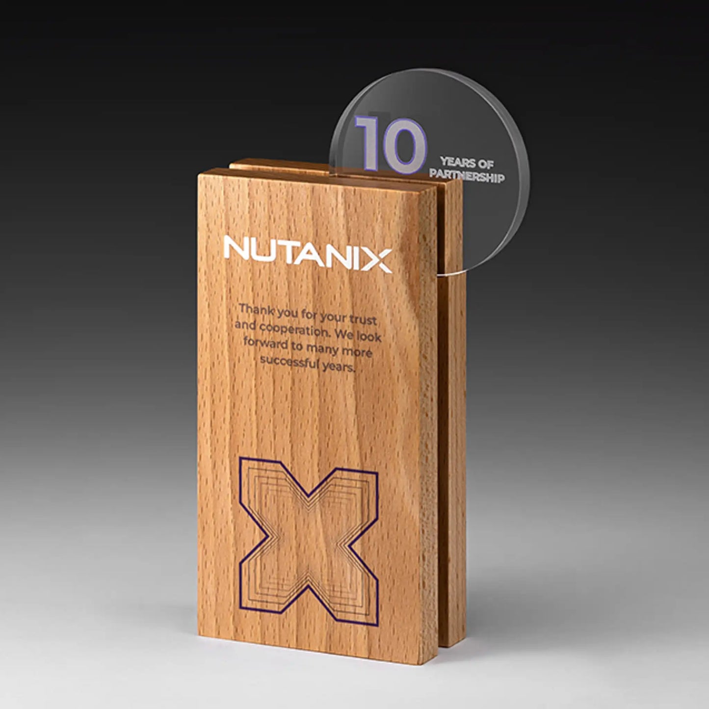 Timber Loop Holz-Award mit klarer runder Acrylscheibe auf Holzsockel – personalisierbar mit UV-Druck oder Lasergravur für Events und Golfturniere
