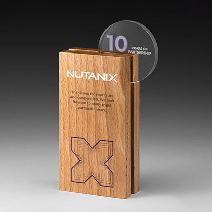 Timber Loop Holz-Award mit klarer runder Acrylscheibe auf Holzsockel – personalisierbar mit UV-Druck oder Lasergravur für Events und Golfturniere
