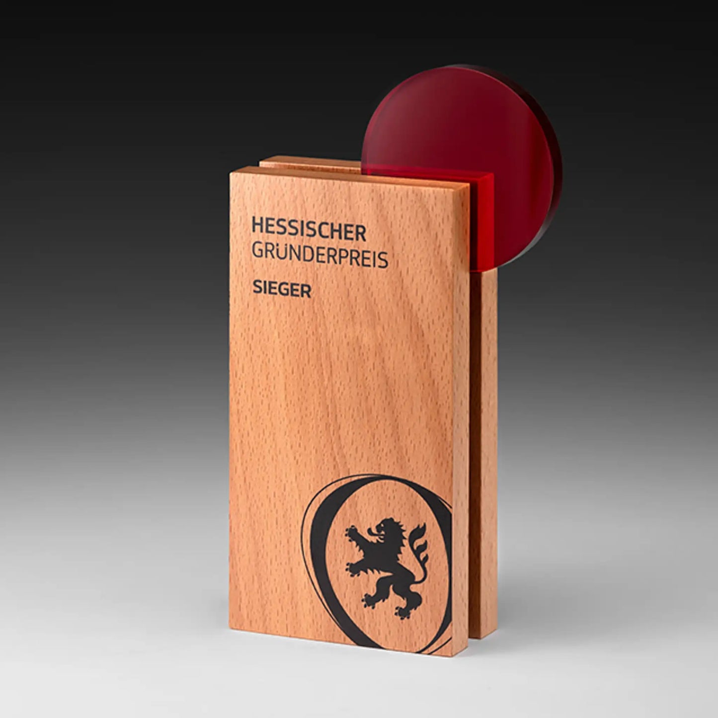 Timber Loop Holz-Award mit roter runder Acrylscheibe auf Holzsockel – personalisierbar mit UV-Druck oder Lasergravur für Events und Golfturniere
