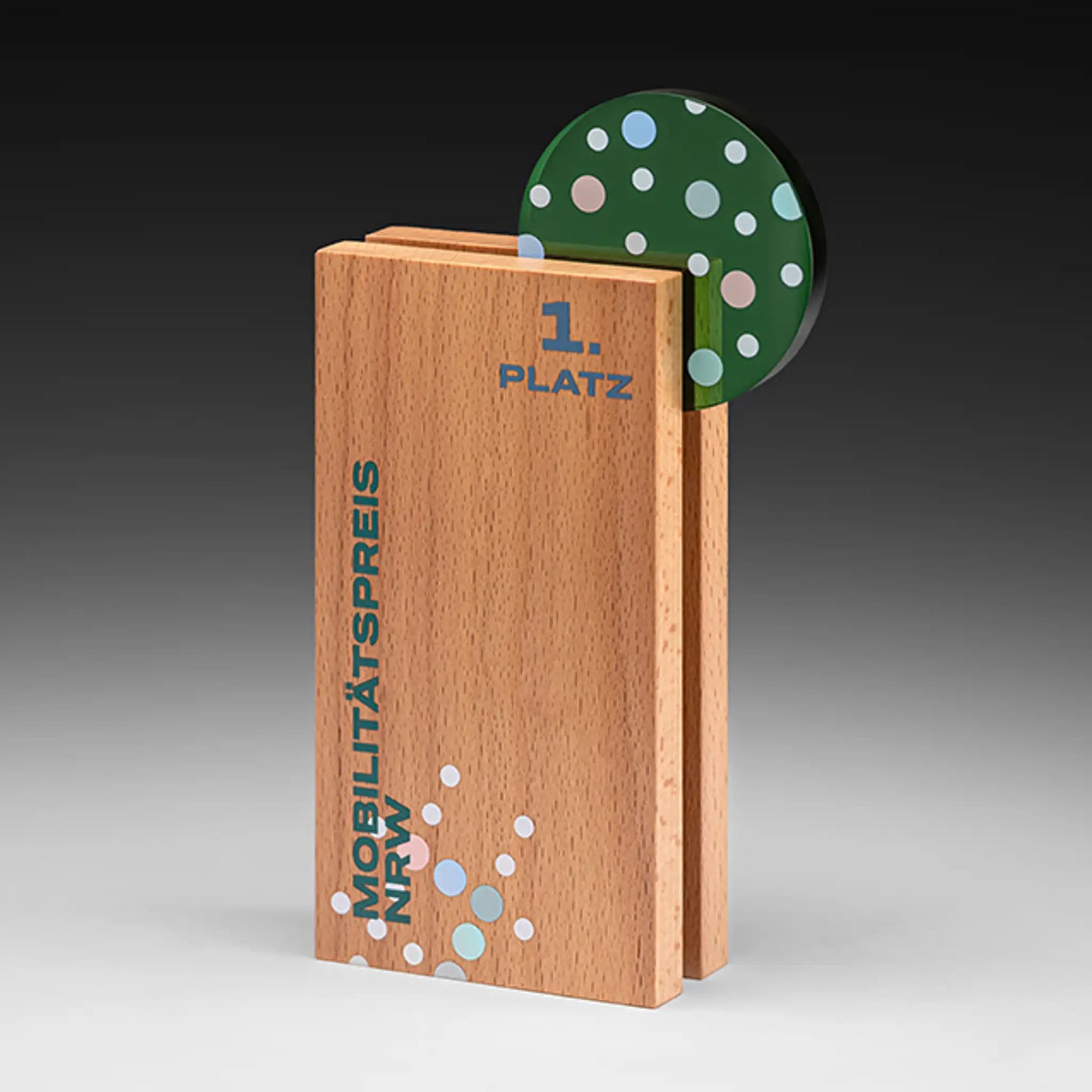 Timber Loop Holz-Award mit grüner runder Acrylscheibe auf Holzsockel – personalisierbar mit UV-Druck oder Lasergravur für Unternehmensauszeichnungen und Golfturniere
