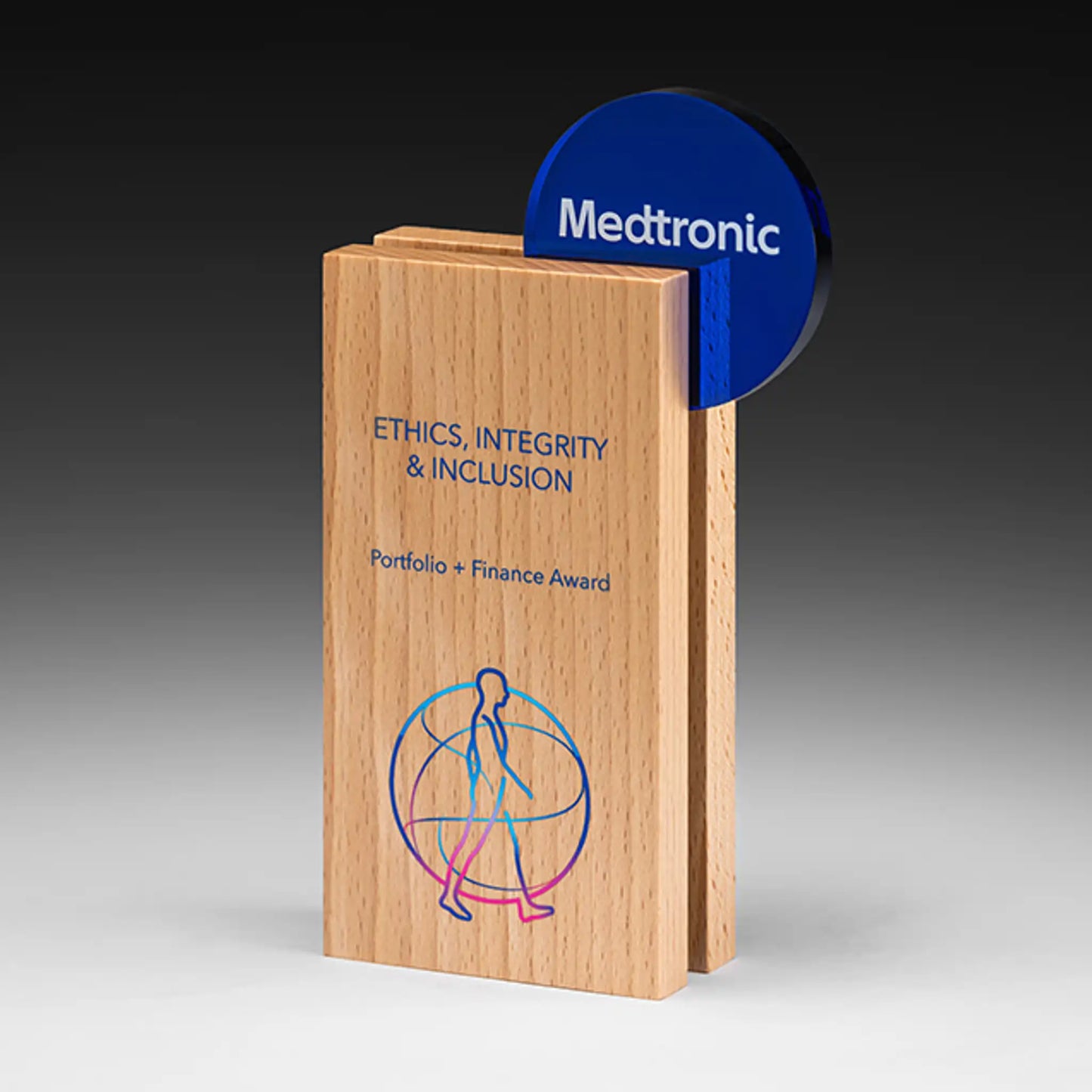 Timber Loop Holz-Award mit blauer runder Acrylscheibe auf Holzsockel – personalisierbar mit UV-Druck oder Lasergravur für Unternehmensauszeichnungen und Golfturniere
