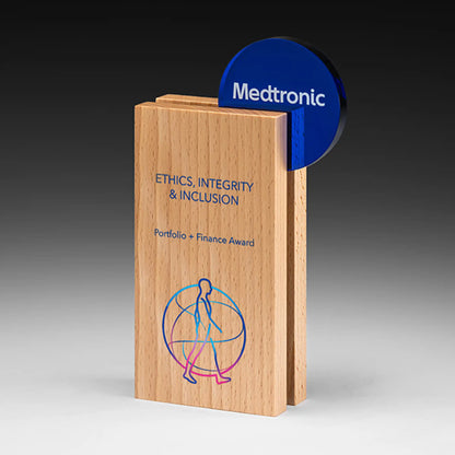 Timber Loop Holz-Award mit blauer runder Acrylscheibe auf Holzsockel – personalisierbar mit UV-Druck oder Lasergravur für Unternehmensauszeichnungen und Golfturniere
