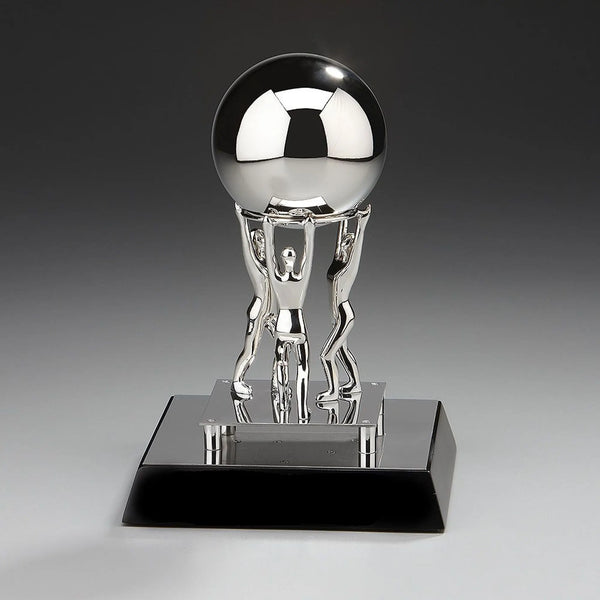 Teamwork Metal Award „Together We Can" – drei vernickelte Metallfiguren stemmen gemeinsam einen Edelstahlball, alles montiert  auf schwarzem Holzsockel, Höhe 200 mm
