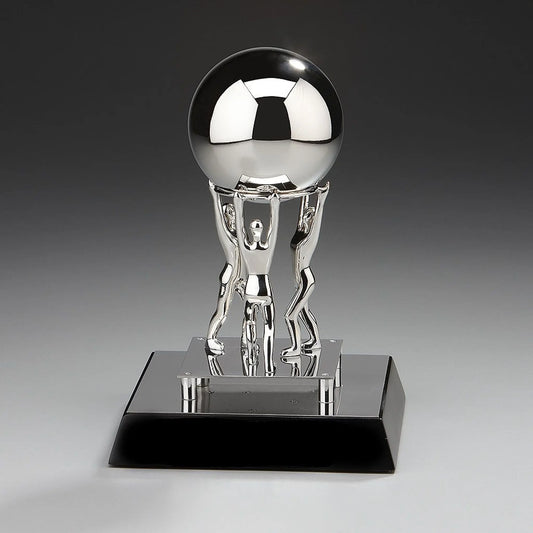 Teamwork Metal Award „Together We Can" – drei vernickelte Metallfiguren stemmen gemeinsam einen Edelstahlball, alles montiert  auf schwarzem Holzsockel, Höhe 200 mm
