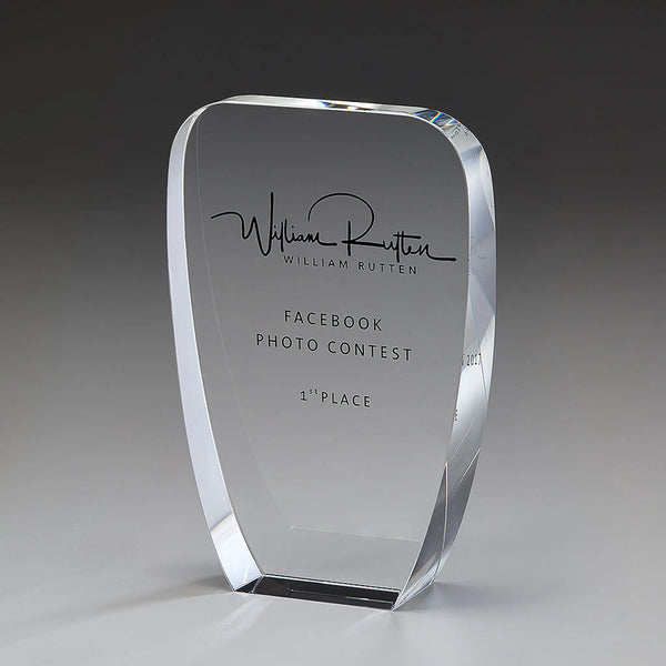 Unity Award – massiver Kristallglas-Block mit abgerundeten Ecken und Facettenschliff an den Seiten, Lasergravur mit Logo-Signatur und Text, personalisierbar für Unternehmensauszeichnungen und Gala-Abende
