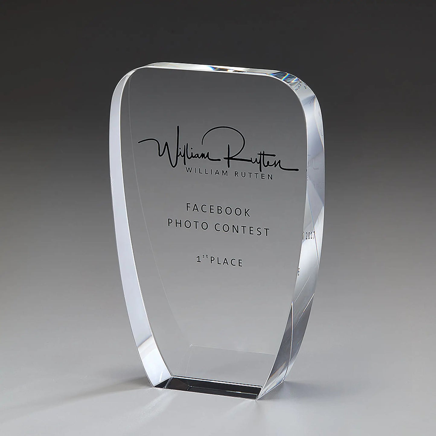 Unity Award – massiver Kristallglas-Block mit abgerundeten Ecken und Facettenschliff an den Seiten, Lasergravur mit Logo-Signatur und Text, personalisierbar für Unternehmensauszeichnungen und Gala-Abende
