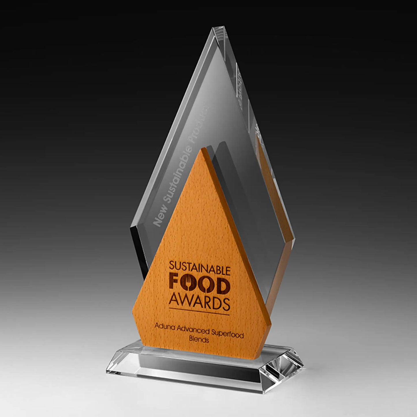 Vermont Holz-Award – spitz zulaufende Kristall-Glas-Raute mit dreieckigem Buchenholz-Einsatz auf Kristallsockel, Lasergravur und Digitaldruck mit Logo und Text, personalisierbar für Unternehmensauszeichnungen und Golfturniere
