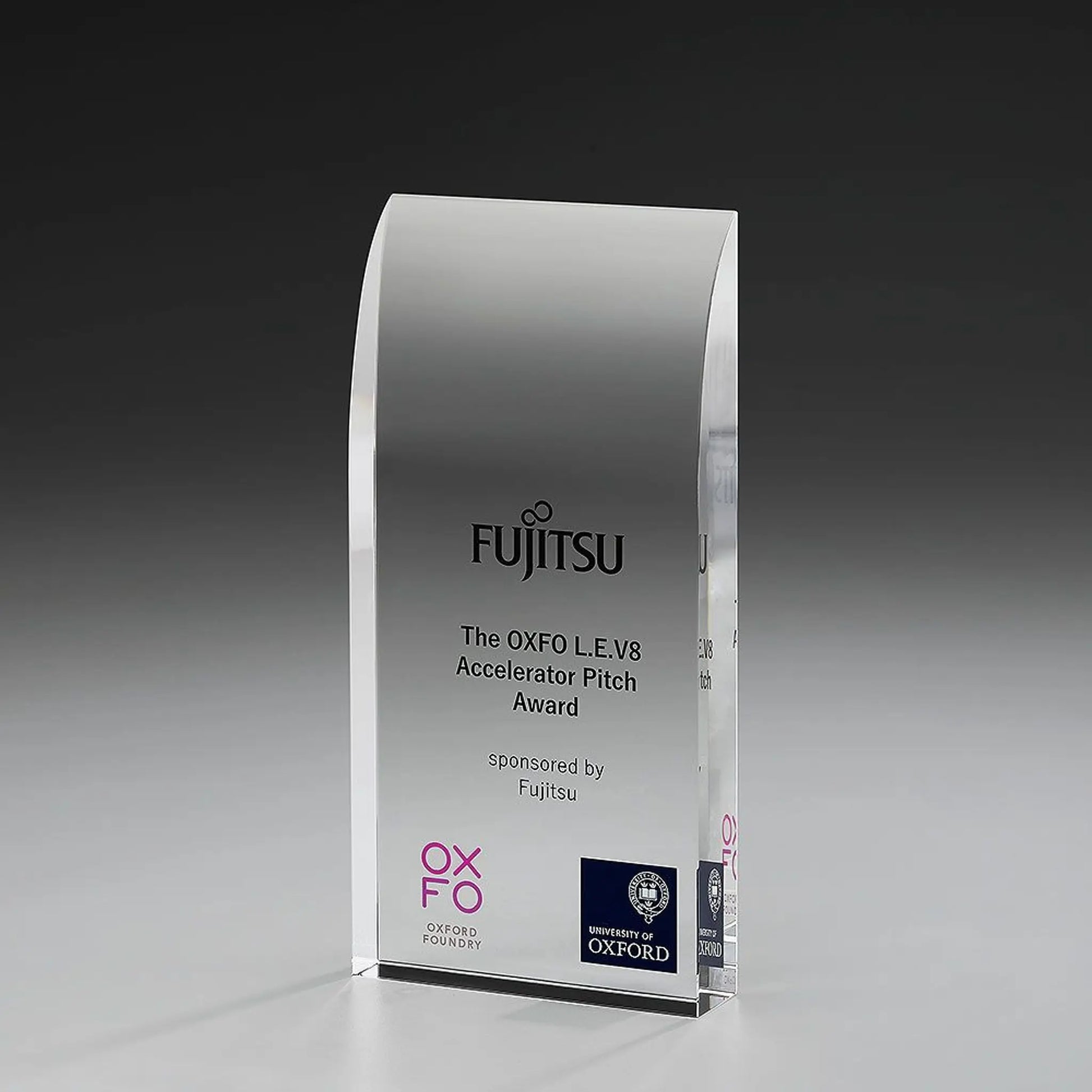 Vernal Award aus Kristallglas, 240 mm, mit UV-Druck – Unternehmensauszeichnung mit Bogenkante und 30 mm Glasstärke
