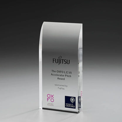 Vernal Award aus Kristallglas, 240 mm, mit UV-Druck – Unternehmensauszeichnung mit Bogenkante und 30 mm Glasstärke
