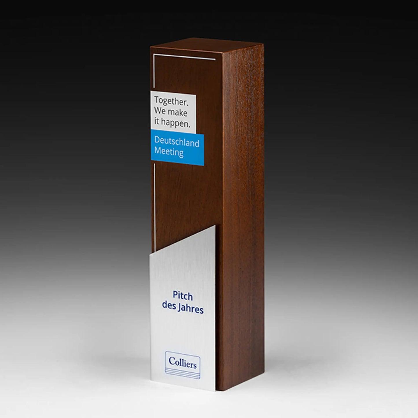Walnut Step Holz-Award – hoher rechteckiger Walnussholz-Turm mit diagonalem Metallsockel-Element, Digitaldruck und Lasergravur mit Logo und Text, personalisierbar für Unternehmensauszeichnungen
