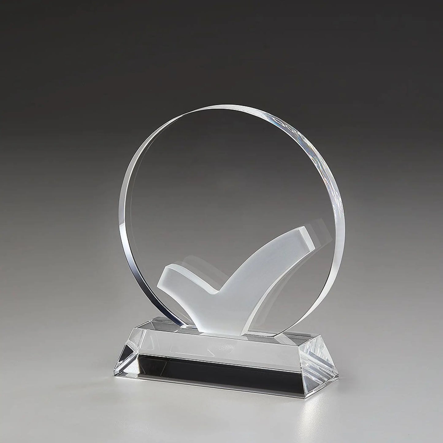 Well Done Award aus Kristallglas – runde Scheibe mit mattiertem Häkchen-Symbol auf poliertem Kristallsockel, hier ohne Gravur
