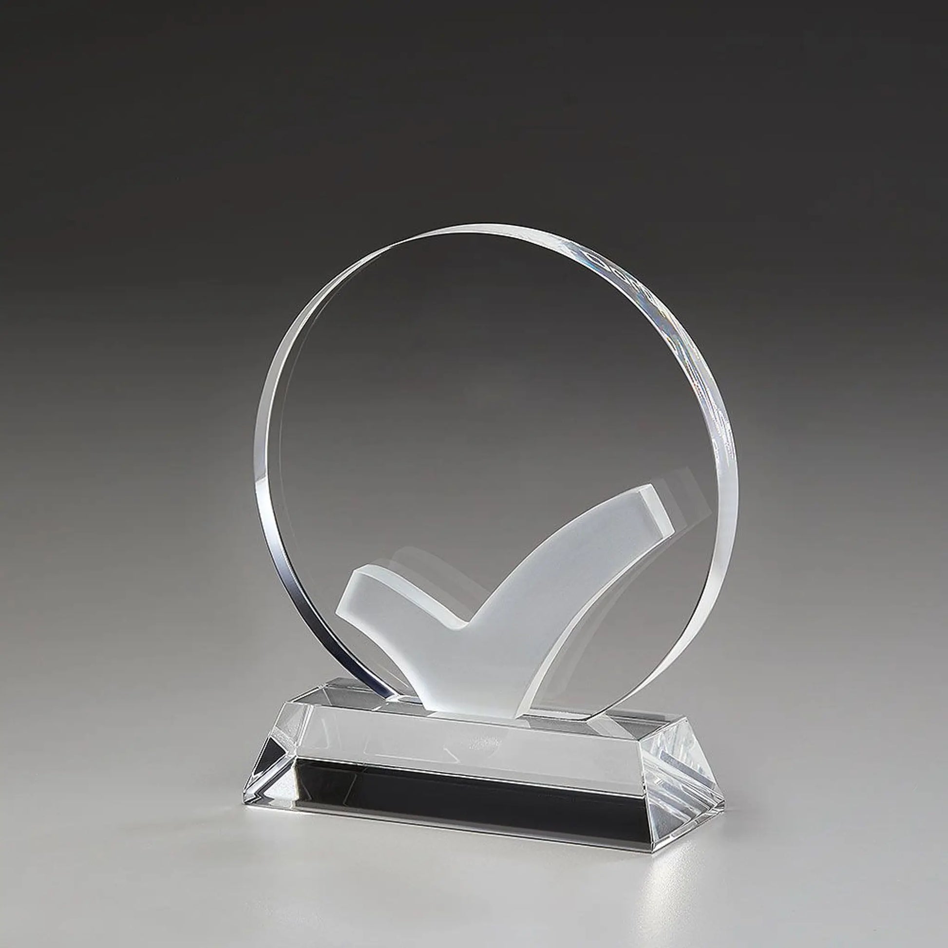 Well Done Award aus Kristallglas – runde Scheibe mit mattiertem Häkchen-Symbol auf poliertem Kristallsockel, hier ohne Gravur
