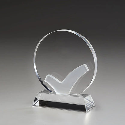 Well Done Award aus Kristallglas – runde Scheibe mit mattiertem Häkchen-Symbol auf poliertem Kristallsockel, hier ohne Gravur
