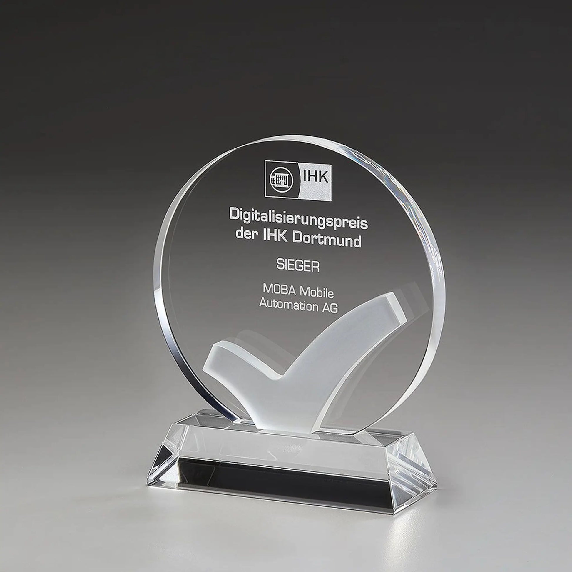 Well Done Award aus Kristallglas mit Häkchen-Symbol und Lasergravur –  mit Beispielgragvur Logound Text