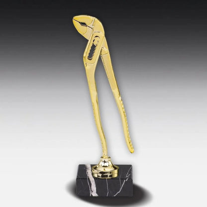 Tongs-Award Goldene Zange – goldfarben glanzlackierte Wasserpumpenzange als Pokal-Figur auf schwarzem Marmorsockel, ideal als Branchenauszeichnung für Handwerk und Sanitär
