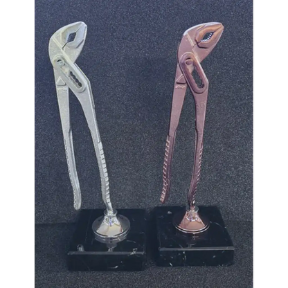 Tongs-Award Zange – silberfarbene und bronzefarbene Wasserpumpenzangen-Pokale auf schwarzem Marmorsockel, erhältlich in den Farben Gold, Silber und Bronze für Siegerehrungen und Branchenpreise
